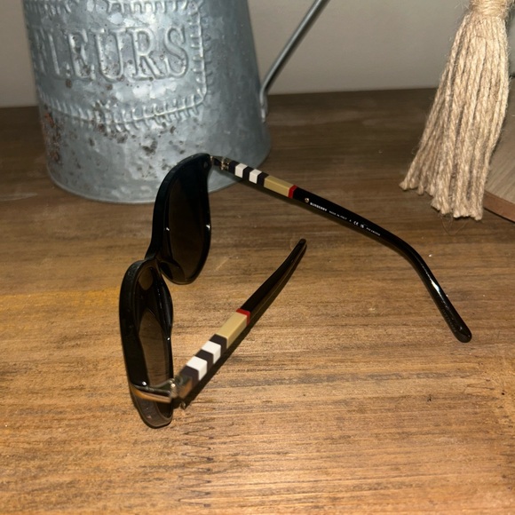 Burberry sunglasses - Picture 3 of 12